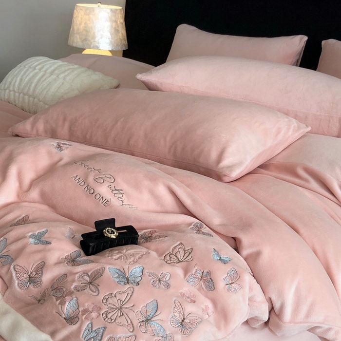 91家纺网 家纺一手货源 找家纺 新印象 2025秋冬新款宽边高克重牛奶绒绣花款四件套 蝶之舞-粉