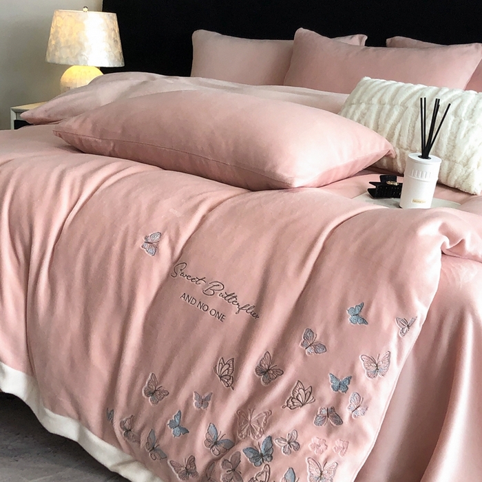 91家纺网 家纺一手货源 找家纺 新印象 2025秋冬新款宽边高克重牛奶绒绣花款四件套 蝶之舞-粉