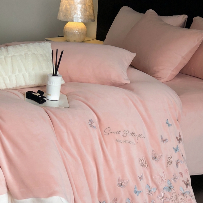 91家纺网 家纺一手货源 找家纺 新印象 2025秋冬新款宽边高克重牛奶绒绣花款四件套 蝶之舞-粉