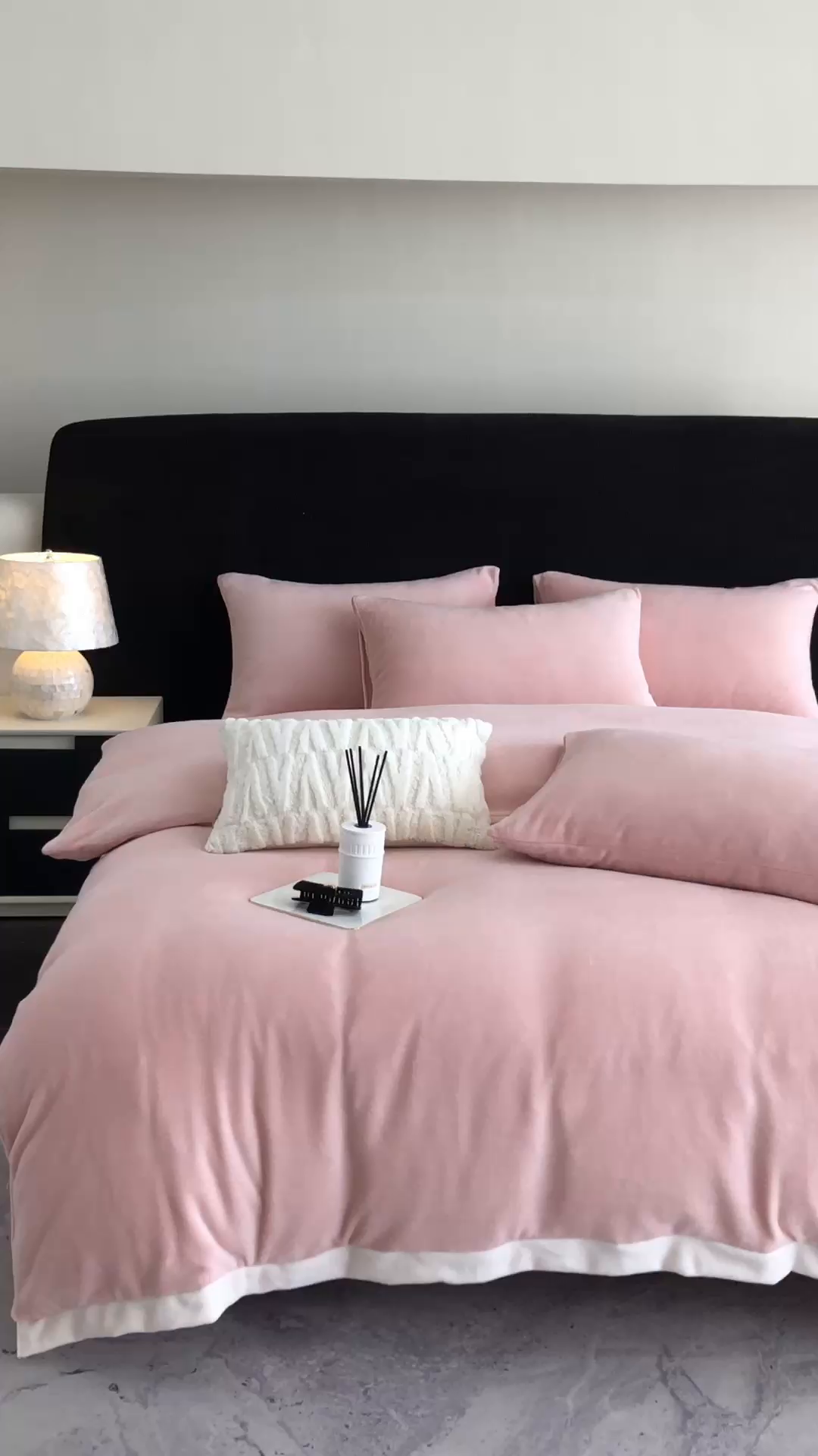 91家纺网 家纺一手货源 找家纺 新印象 2025秋冬新款宽边高克重牛奶绒绣花款四件套 蝶之舞-粉