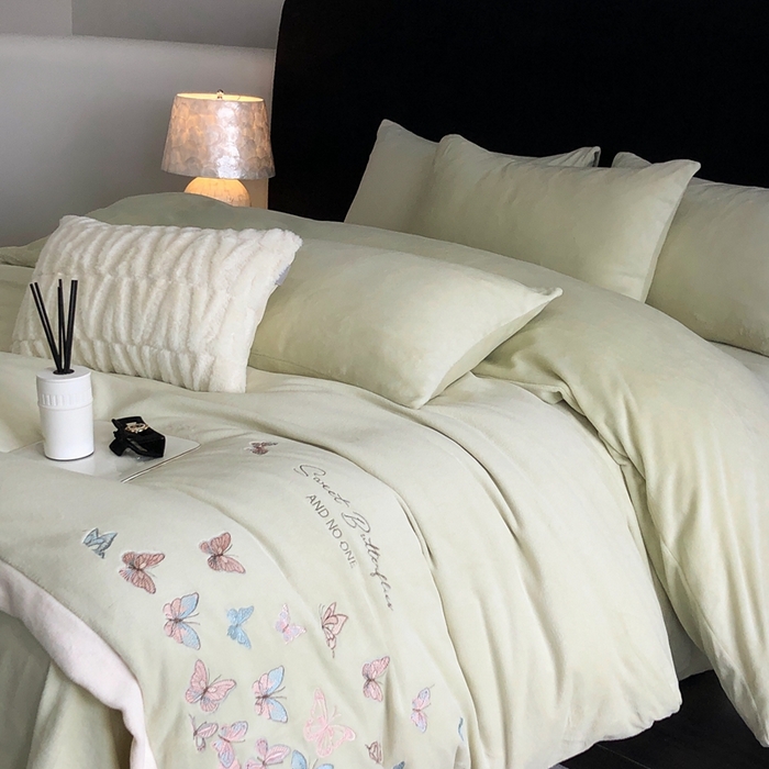 91家纺网 家纺一手货源 找家纺 新印象 2025秋冬新款宽边高克重牛奶绒绣花款四件套 蝶之舞-绿