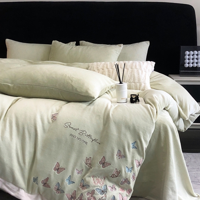 91家纺网 家纺一手货源 找家纺 新印象 2025秋冬新款宽边高克重牛奶绒绣花款四件套 蝶之舞-绿