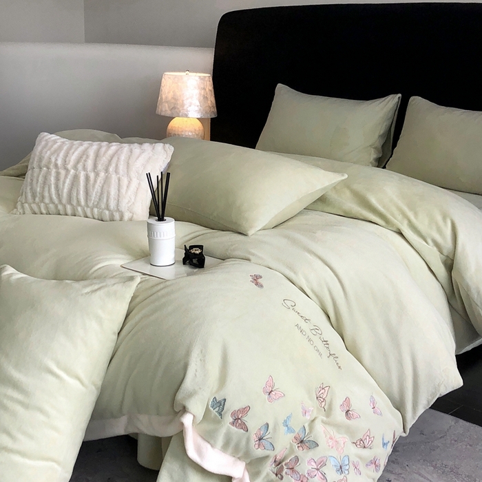 91家纺网 家纺一手货源 找家纺 新印象 2025秋冬新款宽边高克重牛奶绒绣花款四件套 蝶之舞-绿