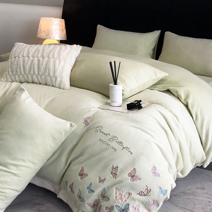 91家纺网 家纺一手货源 找家纺 新印象 2025秋冬新款宽边高克重牛奶绒绣花款四件套 蝶之舞-绿