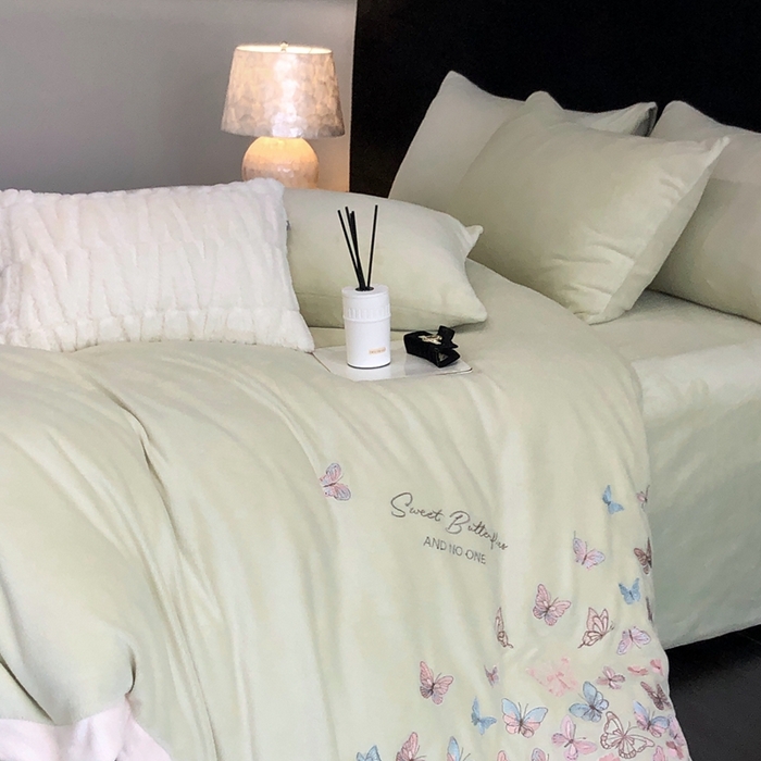 91家纺网 家纺一手货源 找家纺 新印象 2025秋冬新款宽边高克重牛奶绒绣花款四件套 蝶之舞-绿