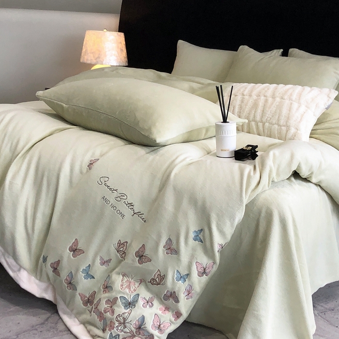 91家纺网 家纺一手货源 找家纺 新印象 2025秋冬新款宽边高克重牛奶绒绣花款四件套 蝶之舞-绿