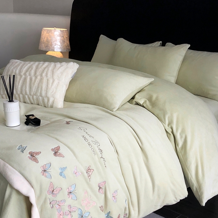 91家纺网 家纺一手货源 找家纺 新印象 2025秋冬新款宽边高克重牛奶绒绣花款四件套 蝶之舞-绿