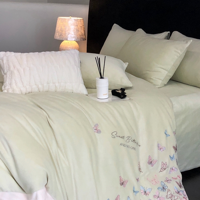 91家纺网 家纺一手货源 找家纺 新印象 2025秋冬新款宽边高克重牛奶绒绣花款四件套 蝶之舞-绿