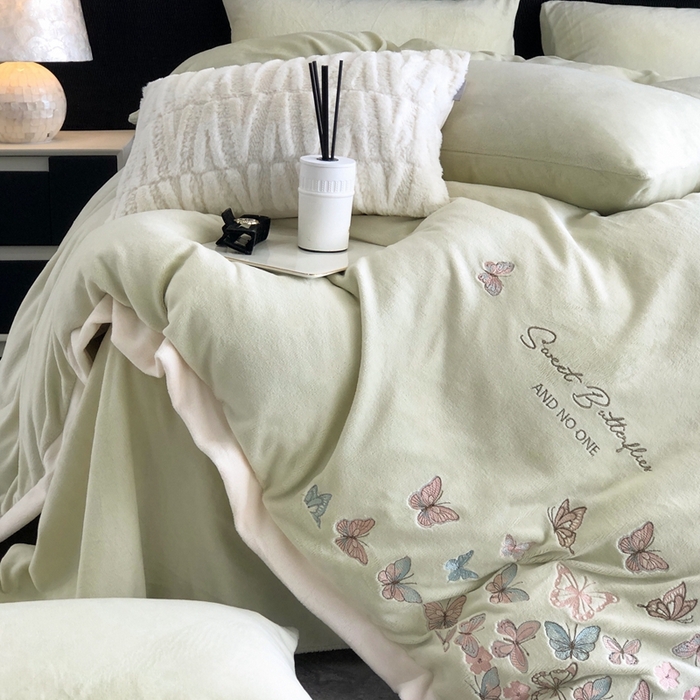 91家纺网 家纺一手货源 找家纺 新印象 2025秋冬新款宽边高克重牛奶绒绣花款四件套 蝶之舞-绿