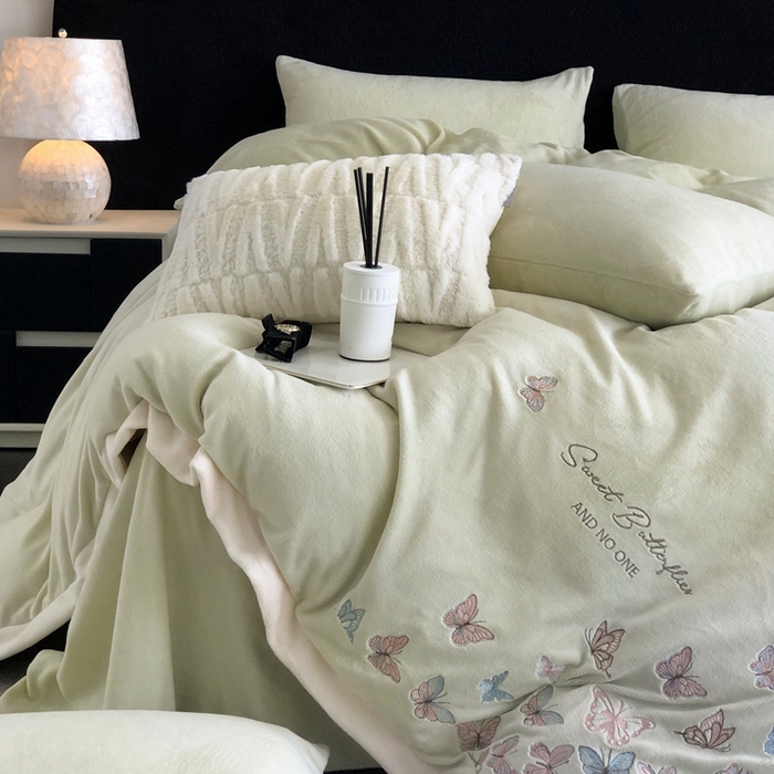 91家纺网 家纺一手货源 找家纺 新印象 2025秋冬新款宽边高克重牛奶绒绣花款四件套 蝶之舞-绿