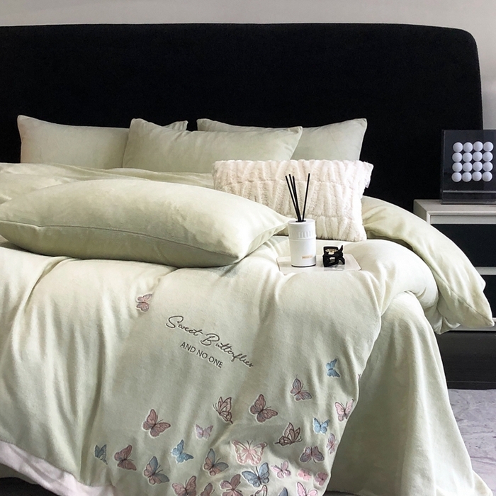 91家纺网 家纺一手货源 找家纺 新印象 2025秋冬新款宽边高克重牛奶绒绣花款四件套 蝶之舞-绿