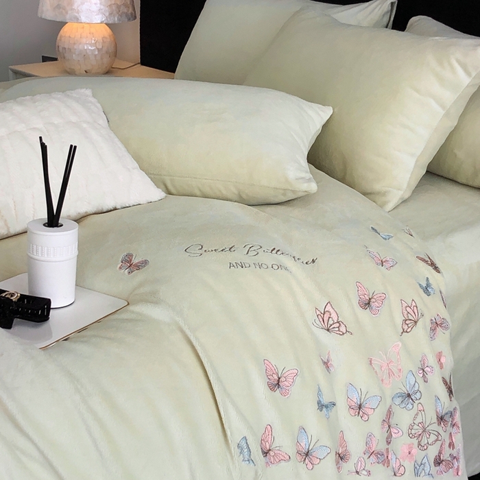 91家纺网 家纺一手货源 找家纺 新印象 2025秋冬新款宽边高克重牛奶绒绣花款四件套 蝶之舞-绿