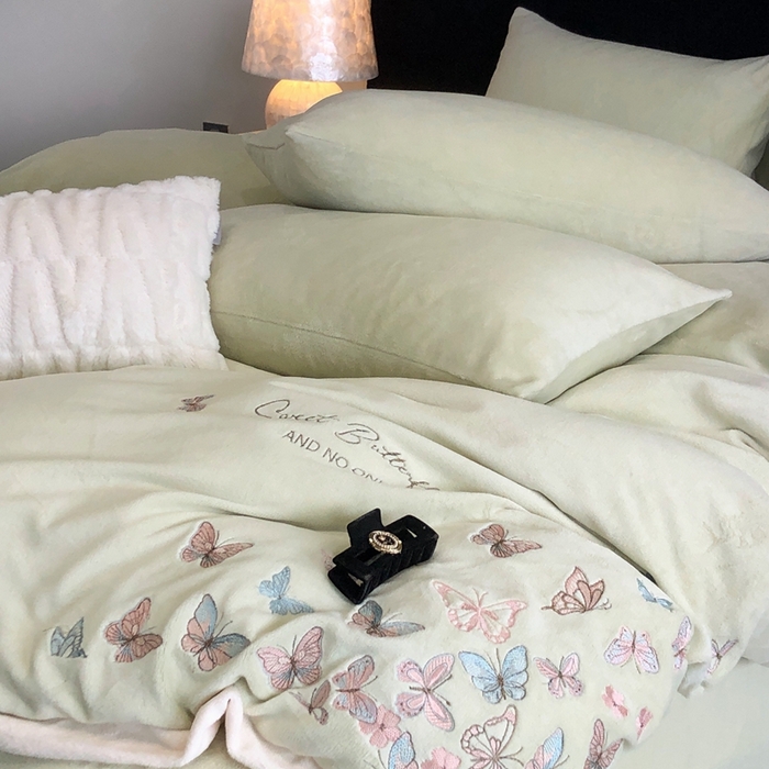 91家纺网 家纺一手货源 找家纺 新印象 2025秋冬新款宽边高克重牛奶绒绣花款四件套 蝶之舞-绿