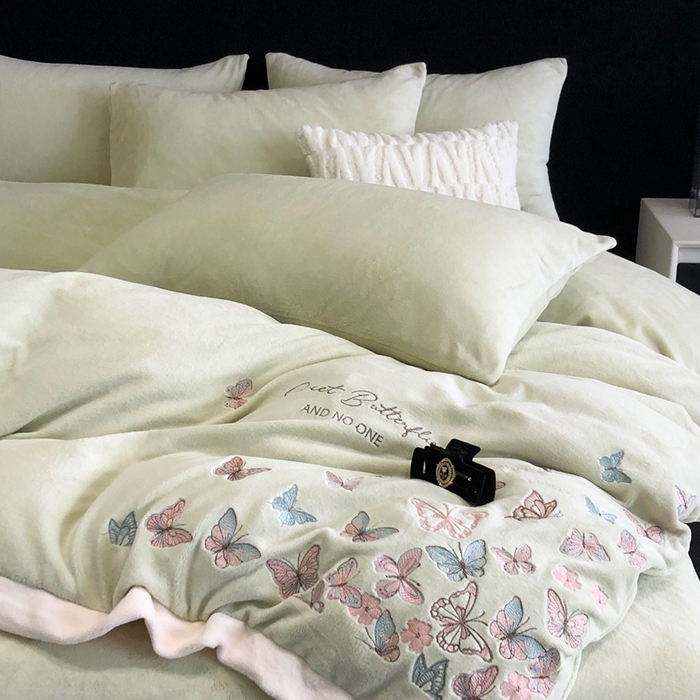 91家纺网 家纺一手货源 找家纺 新印象 2025秋冬新款宽边高克重牛奶绒绣花款四件套 蝶之舞-绿