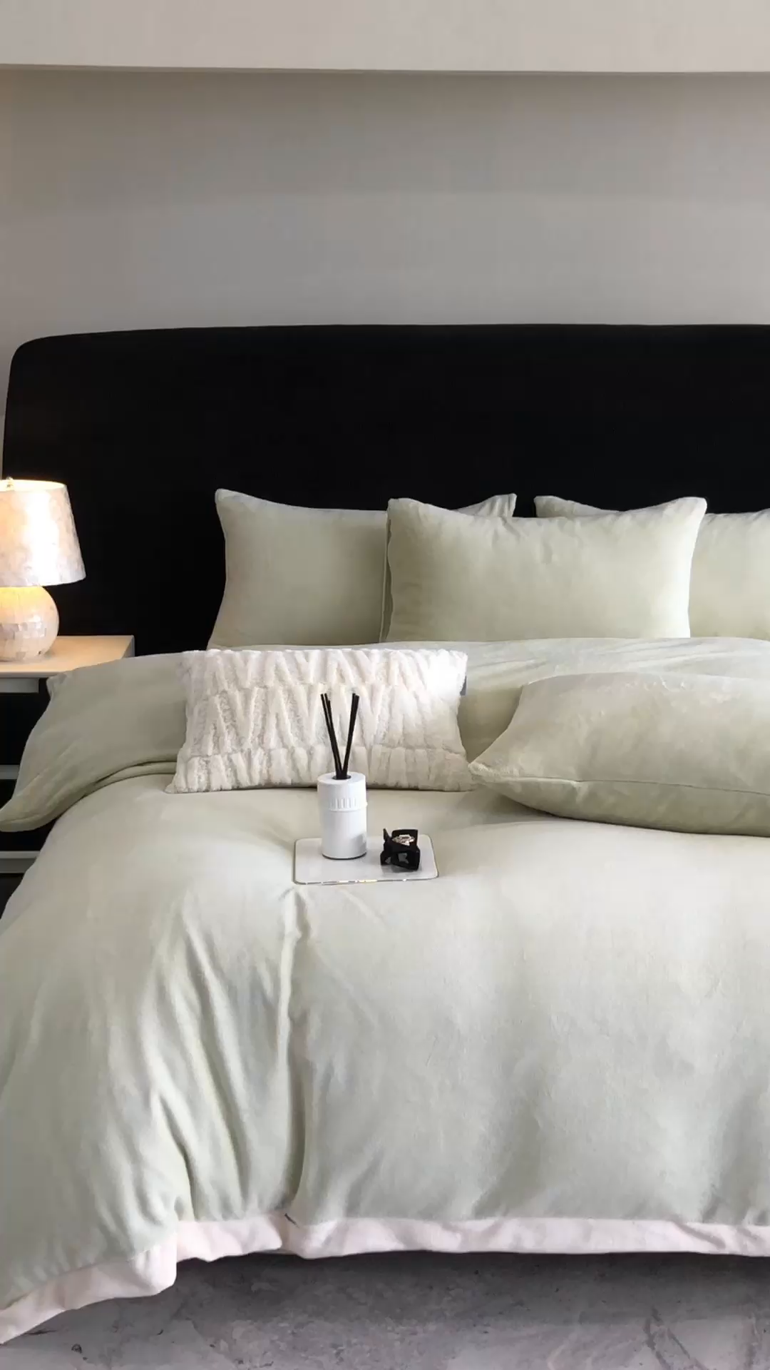 91家纺网 家纺一手货源 找家纺 新印象 2025秋冬新款宽边高克重牛奶绒绣花款四件套 蝶之舞-绿