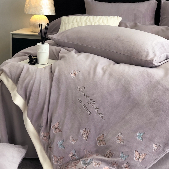 91家纺网 家纺一手货源 找家纺 新印象 2025秋冬新款宽边高克重牛奶绒绣花款四件套 蝶之舞-紫灰