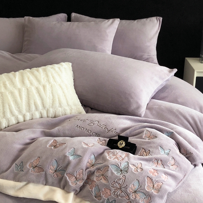 91家纺网 家纺一手货源 找家纺 新印象 2025秋冬新款宽边高克重牛奶绒绣花款四件套 蝶之舞-紫灰