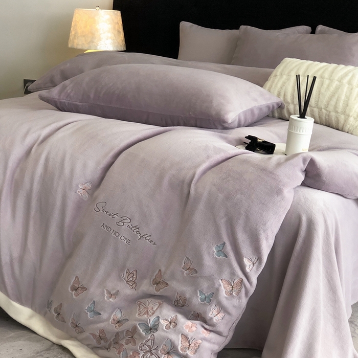 91家纺网 家纺一手货源 找家纺 新印象 2025秋冬新款宽边高克重牛奶绒绣花款四件套 蝶之舞-紫灰