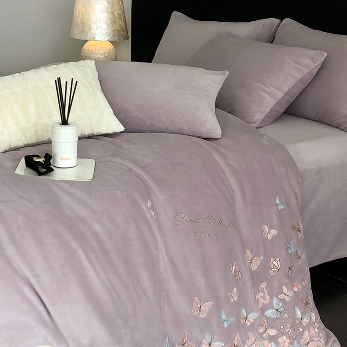 91家纺网 家纺一手货源 找家纺 新印象 2025秋冬新款宽边高克重牛奶绒绣花款四件套 蝶之舞-紫灰