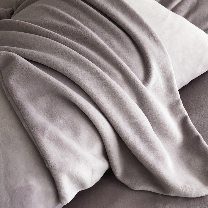 91家纺网 家纺一手货源 找家纺 新印象 2025秋冬新款宽边高克重牛奶绒绣花款四件套 蝶之舞-紫灰