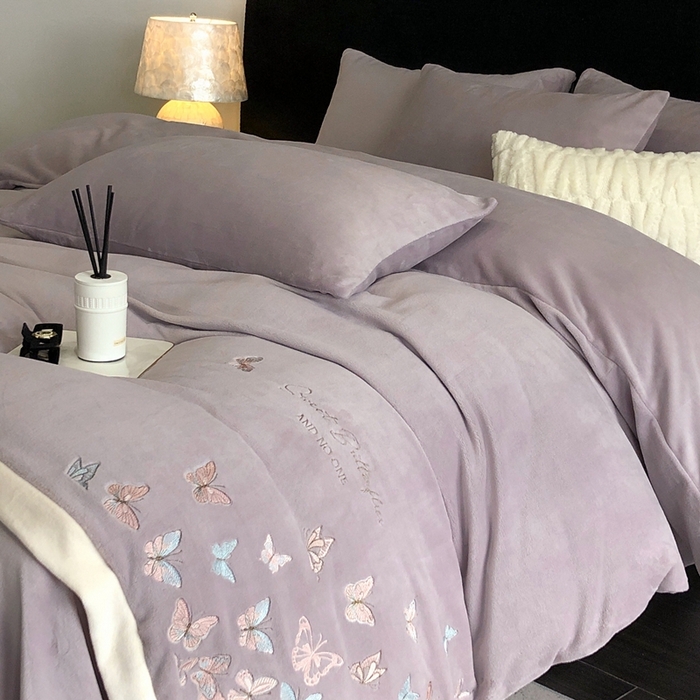 91家纺网 家纺一手货源 找家纺 新印象 2025秋冬新款宽边高克重牛奶绒绣花款四件套 蝶之舞-紫灰