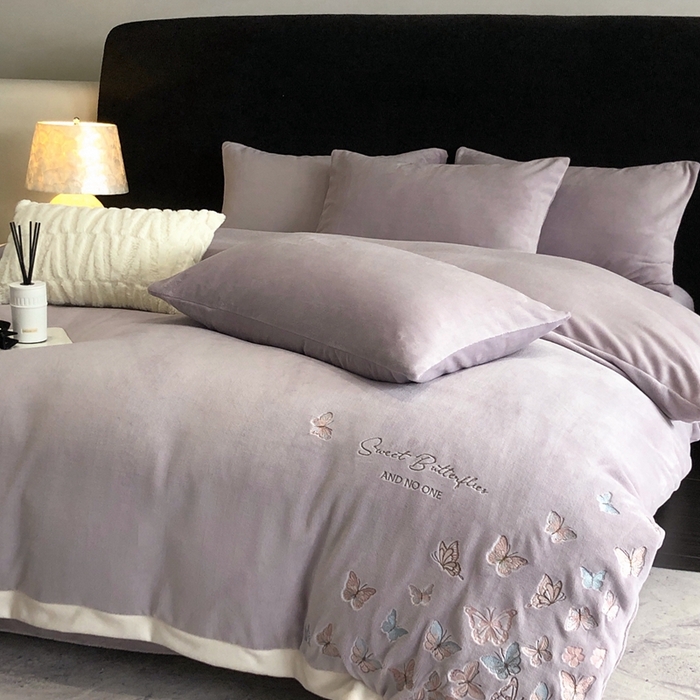 91家纺网 家纺一手货源 找家纺 新印象 2025秋冬新款宽边高克重牛奶绒绣花款四件套 蝶之舞-紫灰