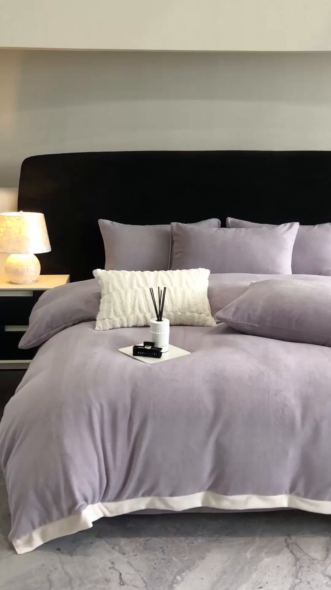 91家纺网 家纺一手货源 找家纺 新印象 2025秋冬新款宽边高克重牛奶绒绣花款四件套 蝶之舞-紫灰