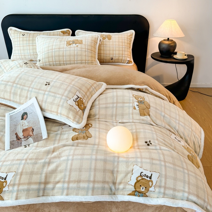 91家纺网 家纺一手货源 找家纺 诺梵2025新款牛8斤奶绒印花包边四件套乖乖熊