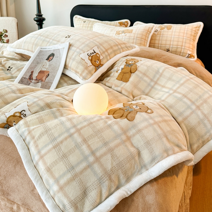 91家纺网 家纺一手货源 找家纺 诺梵2025新款牛8斤奶绒印花包边四件套乖乖熊