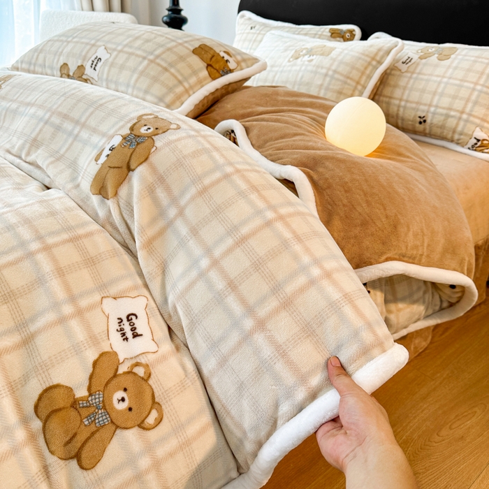 91家纺网 家纺一手货源 找家纺 诺梵2025新款牛8斤奶绒印花包边四件套乖乖熊