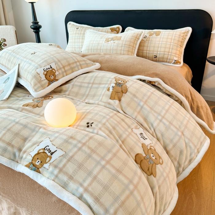 91家纺网 家纺一手货源 找家纺 诺梵2025新款牛8斤奶绒印花包边四件套乖乖熊