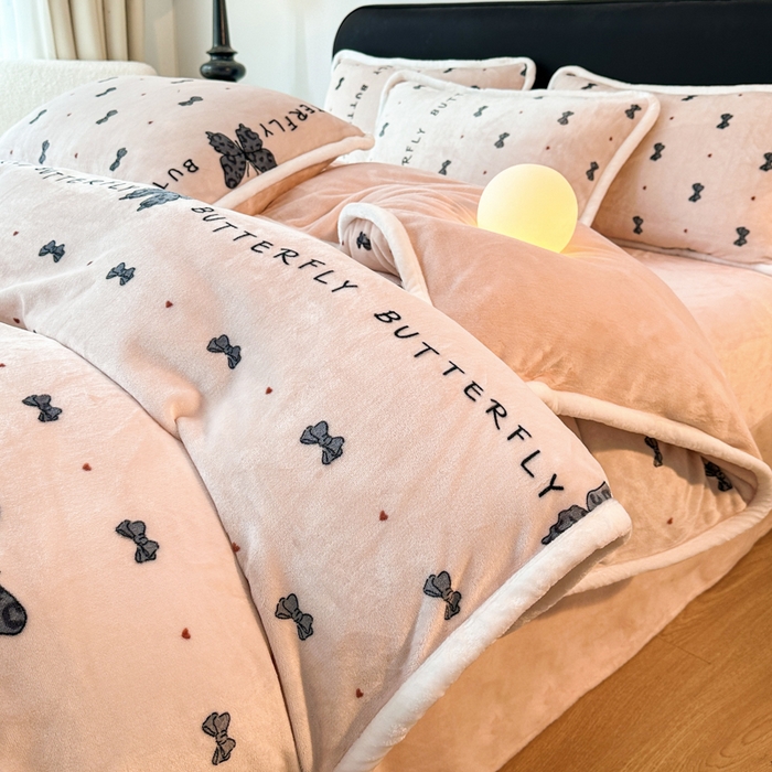 91家纺网 家纺一手货源 找家纺 诺梵2025新款牛8斤奶绒印花包边四件套蝴蝶结