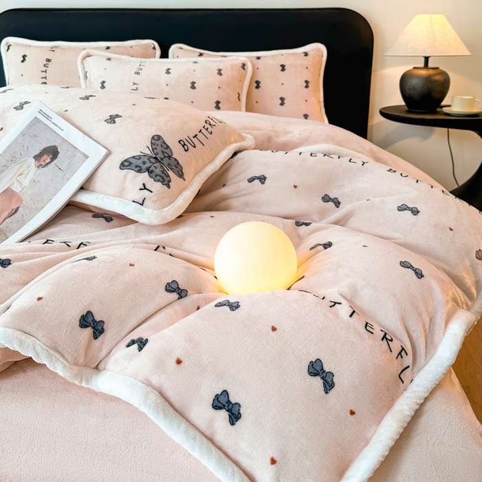 91家纺网 家纺一手货源 找家纺 诺梵2025新款牛8斤奶绒印花包边四件套蝴蝶结