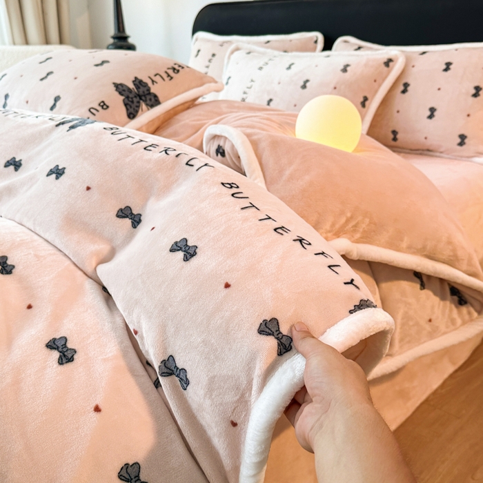 91家纺网 家纺一手货源 找家纺 诺梵2025新款牛8斤奶绒印花包边四件套蝴蝶结