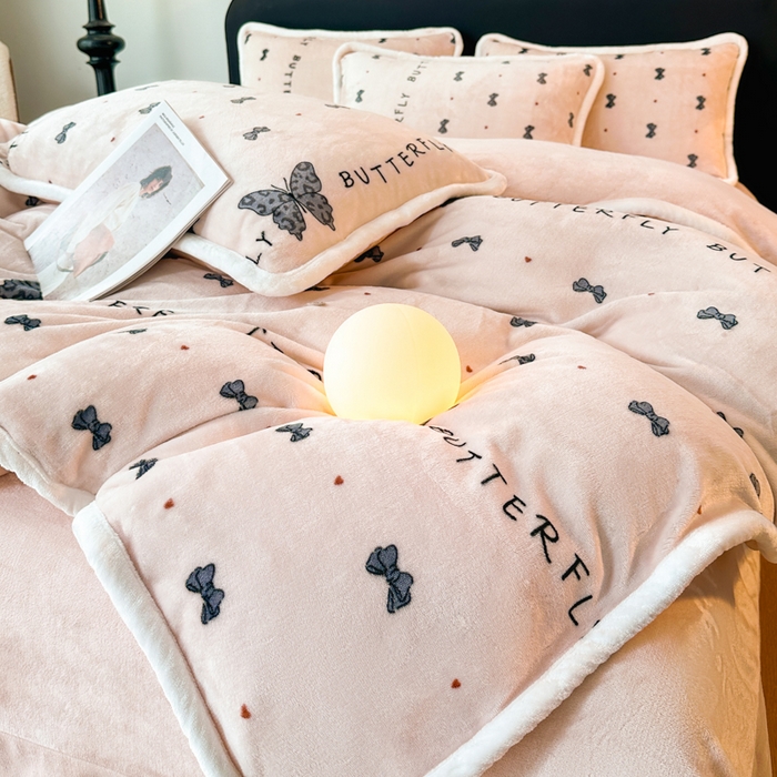 91家纺网 家纺一手货源 找家纺 诺梵2025新款牛8斤奶绒印花包边四件套蝴蝶结