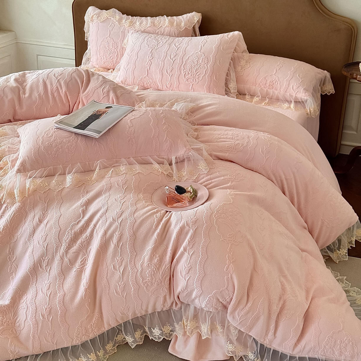 91家纺网 家纺一手货源 找家纺 （总）爱家（原缔乐家纺） 2025新款A类牛奶雕花绒四件套 铃兰花+奶油芝士系列（床盖加20）