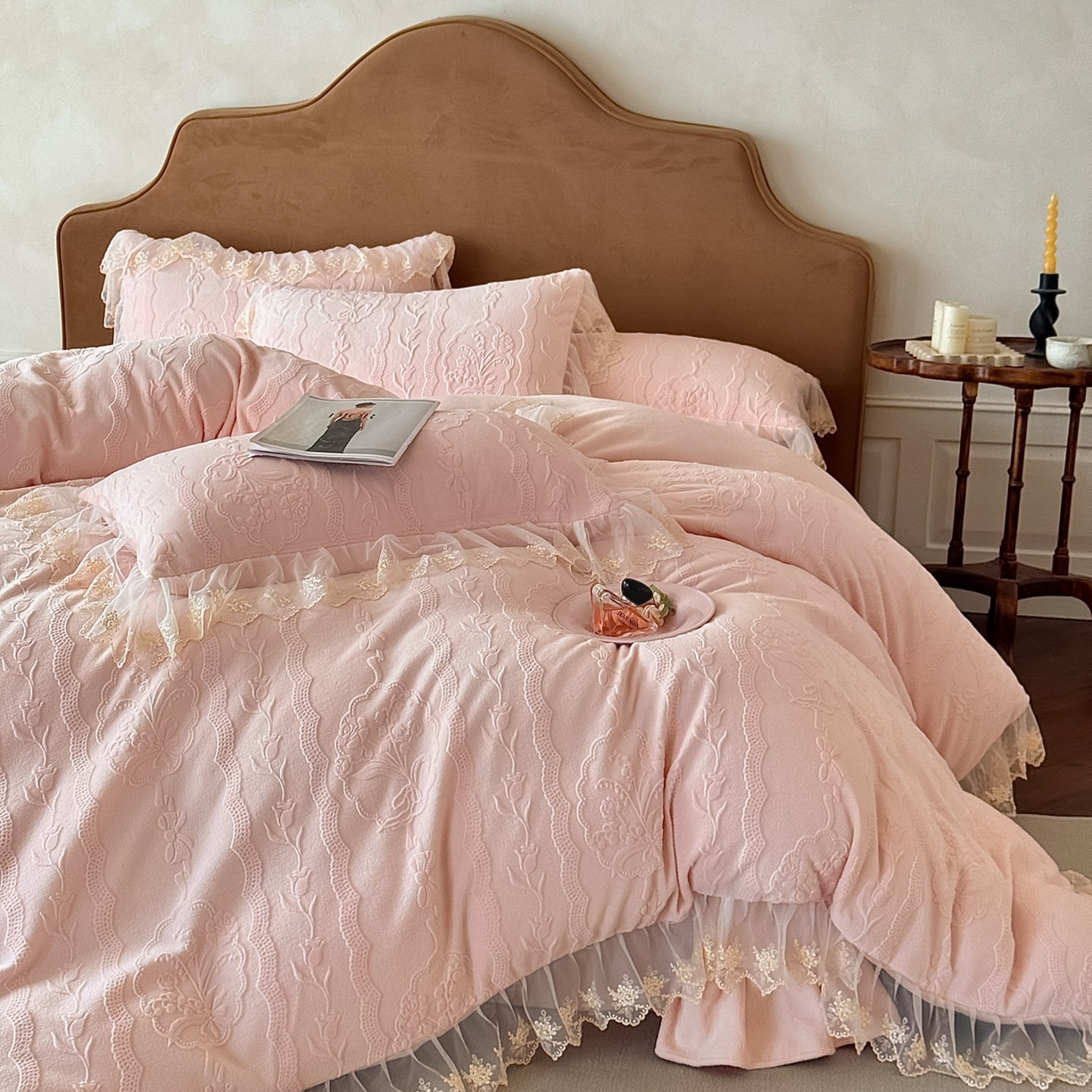 91家纺网 家纺一手货源 找家纺 （总）爱家（原缔乐家纺） 2025新款A类牛奶雕花绒四件套 铃兰花+奶油芝士系列（床盖加20）