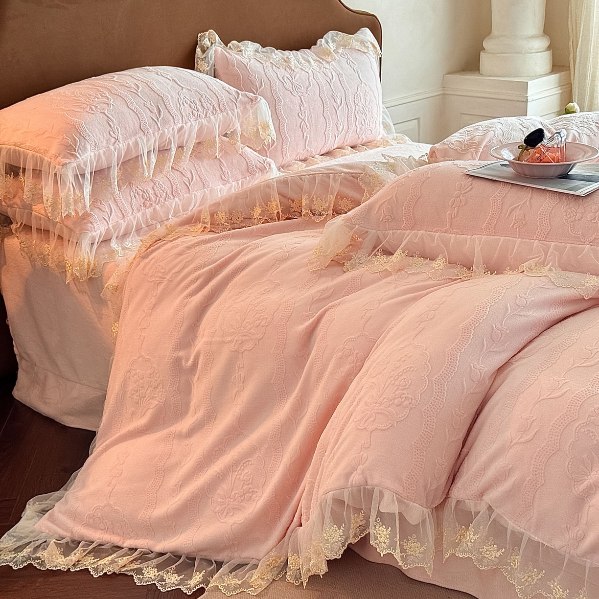 91家纺网 家纺一手货源 找家纺 （总）爱家（原缔乐家纺） 2025新款A类牛奶雕花绒四件套 铃兰花+奶油芝士系列（床盖加20）