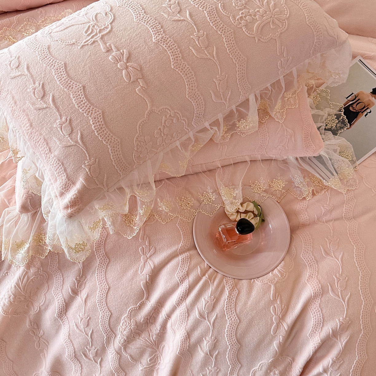 91家纺网 家纺一手货源 找家纺 （总）爱家（原缔乐家纺） 2025新款A类牛奶雕花绒四件套 铃兰花+奶油芝士系列（床盖加20）