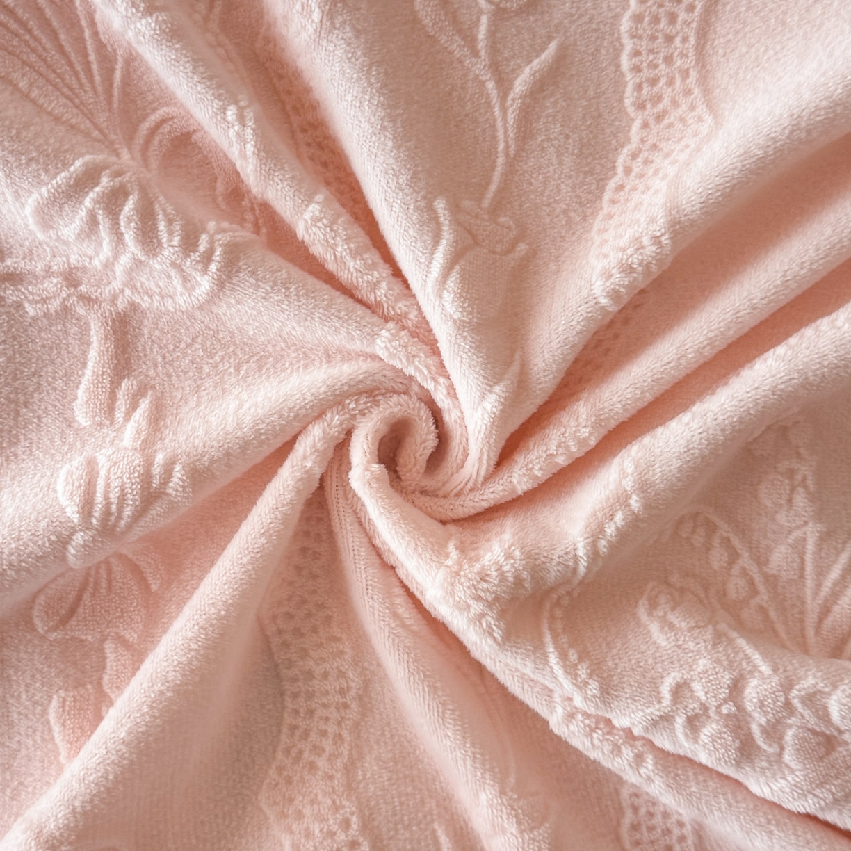 91家纺网 家纺一手货源 找家纺 （总）爱家（原缔乐家纺） 2025新款A类牛奶雕花绒四件套 铃兰花+奶油芝士系列（床盖加20）