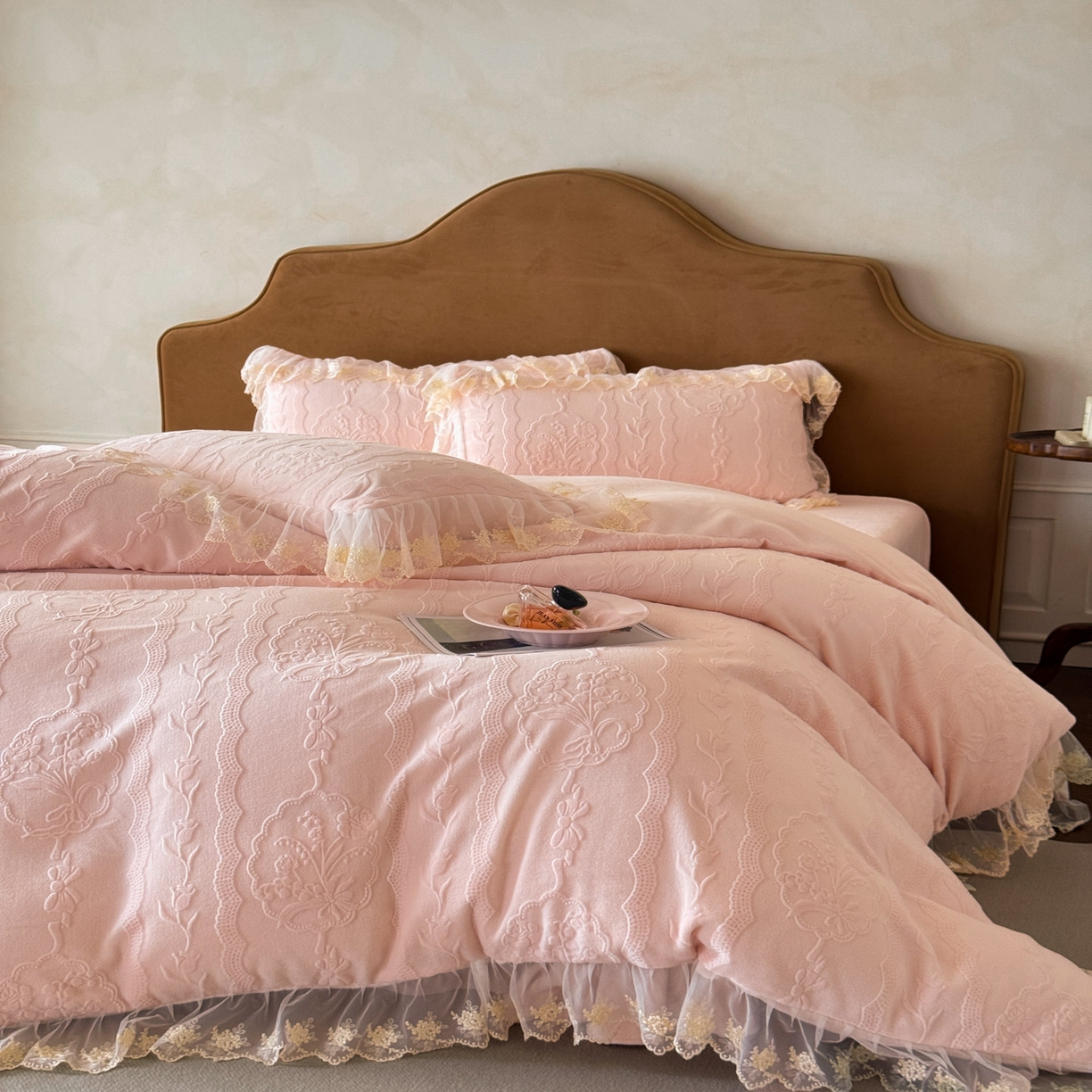 91家纺网 家纺一手货源 找家纺 （总）爱家（原缔乐家纺） 2025新款A类牛奶雕花绒四件套 铃兰花+奶油芝士系列（床盖加20）