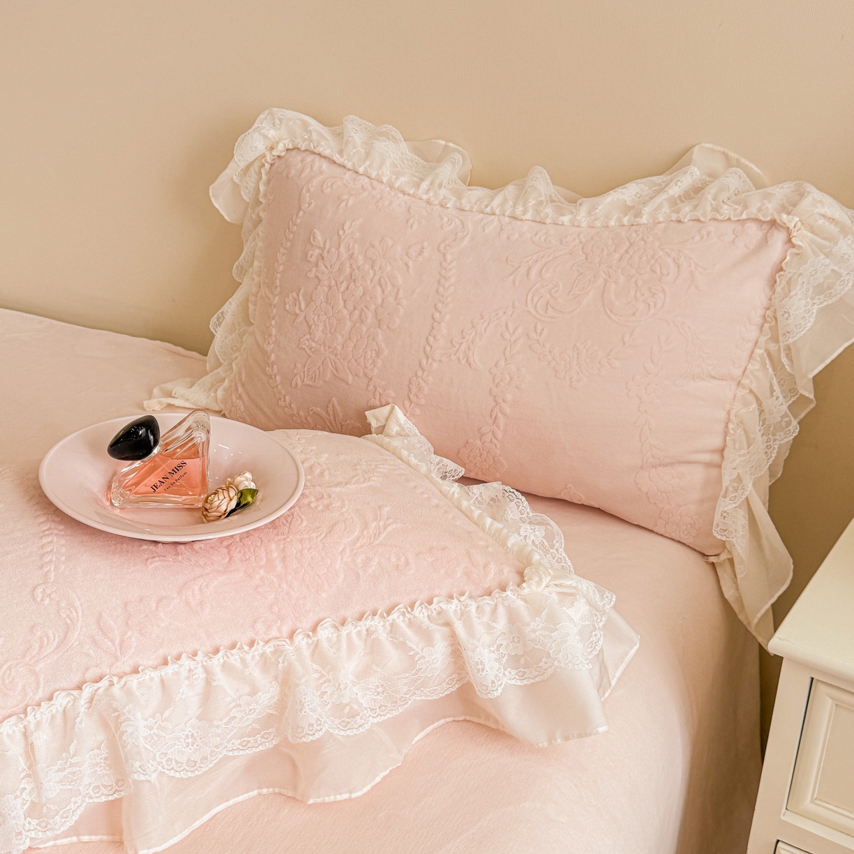 91家纺网 家纺一手货源 找家纺 （总）爱家（原缔乐家纺） 2025新款A类牛奶雕花绒四件套 米娜系列（床盖加20）