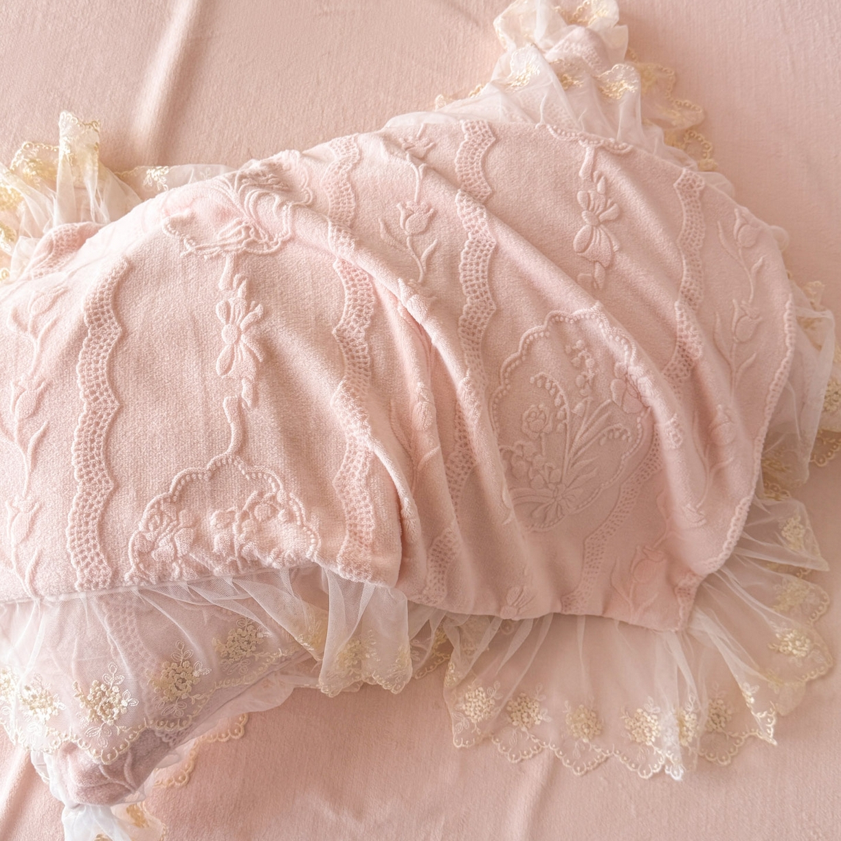 91家纺网 家纺一手货源 找家纺 （总）爱家（原缔乐家纺） 2025新款A类牛奶雕花绒四件套 铃兰花+奶油芝士系列（床盖加20）