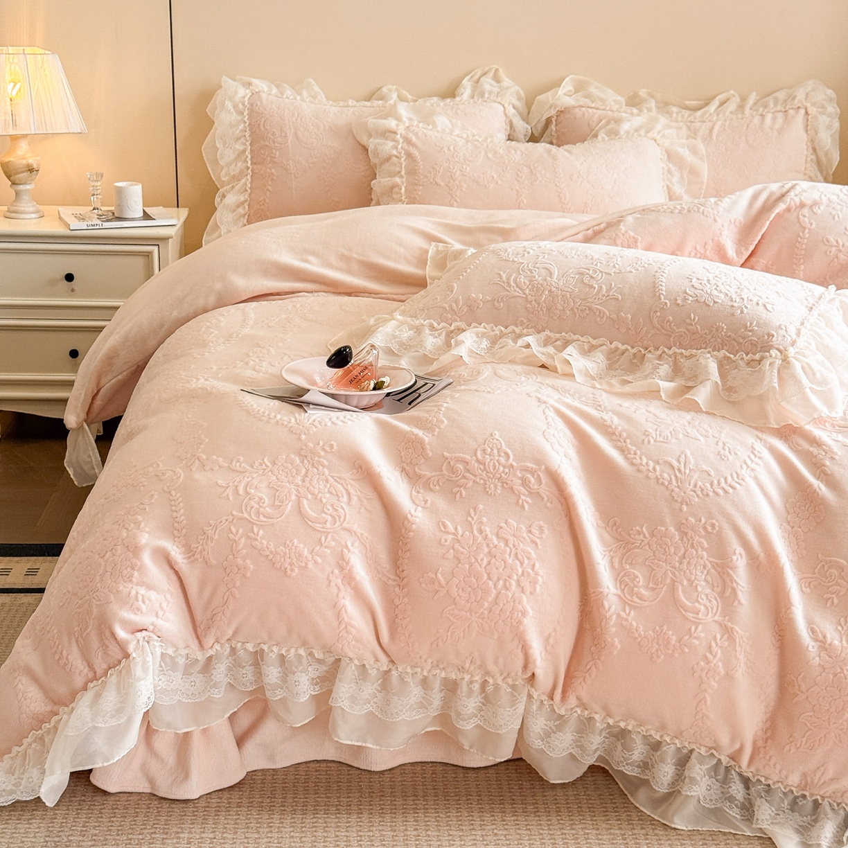 91家纺网 家纺一手货源 找家纺 （总）爱家（原缔乐家纺） 2025新款A类牛奶雕花绒四件套 米娜系列（床盖加20）