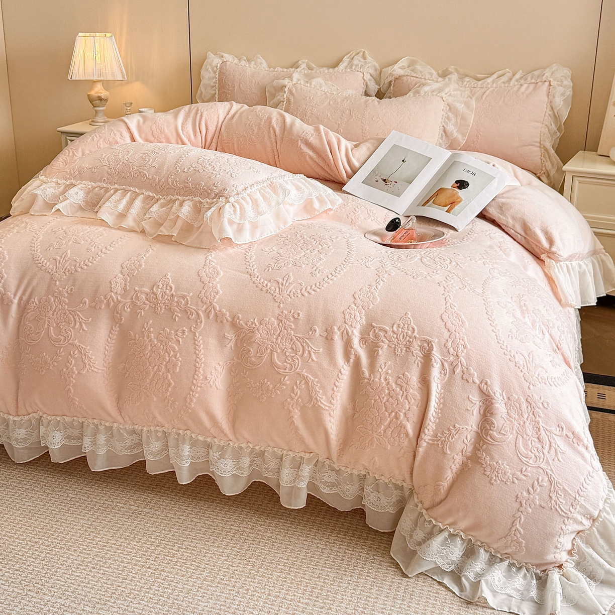 91家纺网 家纺一手货源 找家纺 （总）爱家（原缔乐家纺） 2025新款A类牛奶雕花绒四件套 米娜系列（床盖加20）