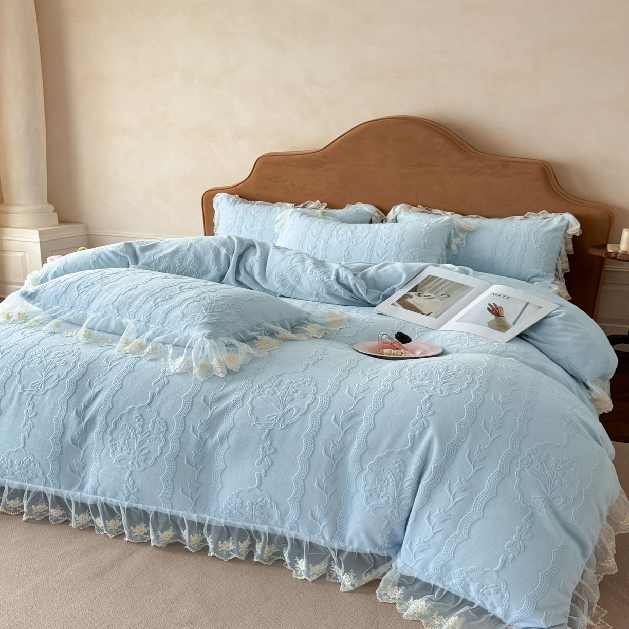 91家纺网 家纺一手货源 找家纺 （总）爱家（原缔乐家纺） 2025新款A类牛奶雕花绒四件套 铃兰花+奶油芝士系列（床盖加20）