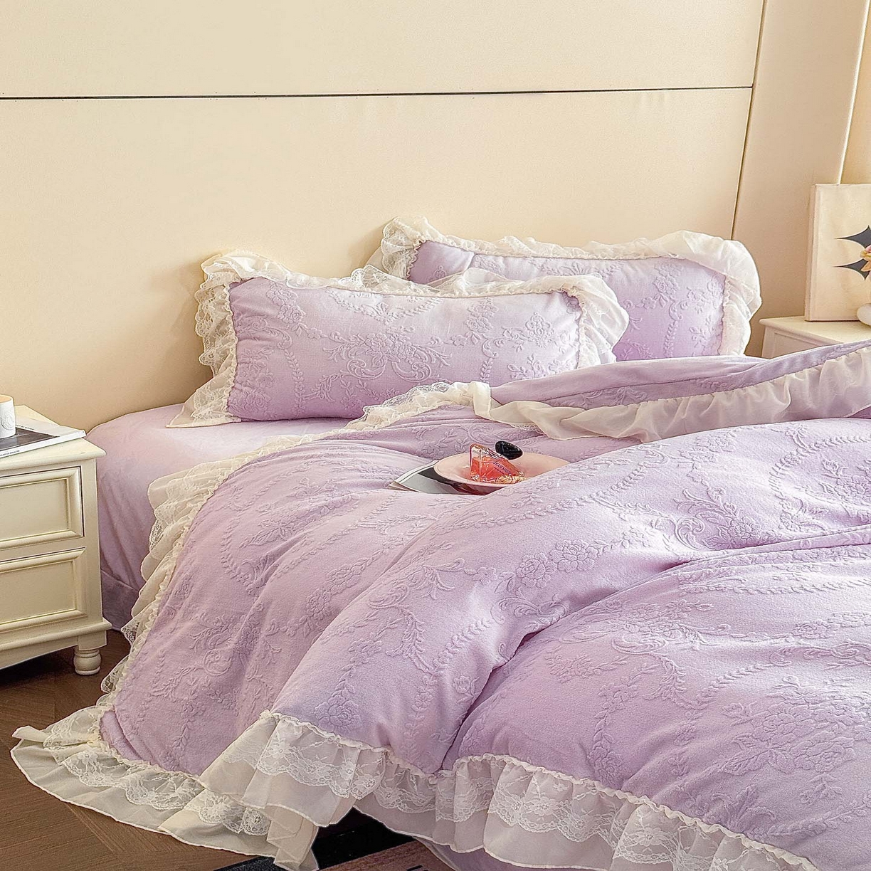 91家纺网 家纺一手货源 找家纺 爱家（原缔乐家纺） 2025新款A类牛奶雕花绒四件套 米娜系列 米娜-梦幻紫