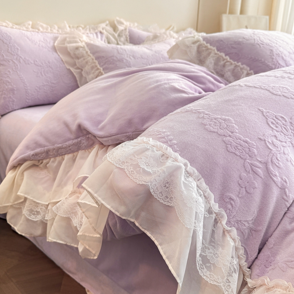 91家纺网 家纺一手货源 找家纺 爱家（原缔乐家纺） 2025新款A类牛奶雕花绒四件套 米娜系列 米娜-梦幻紫