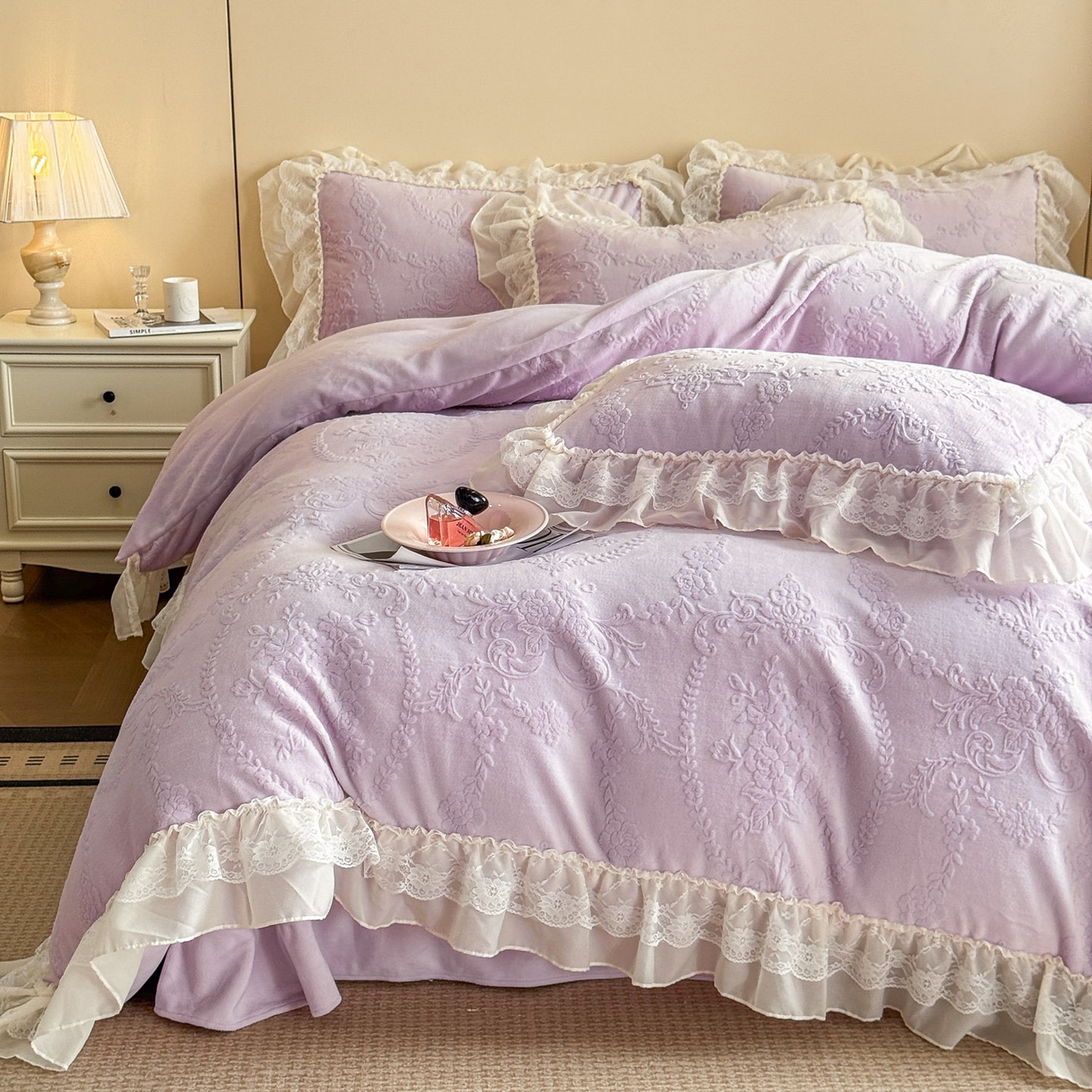 91家纺网 家纺一手货源 找家纺 爱家（原缔乐家纺） 2025新款A类牛奶雕花绒四件套 米娜系列 米娜-梦幻紫