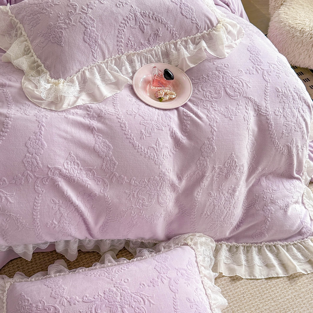 91家纺网 家纺一手货源 找家纺 爱家（原缔乐家纺） 2025新款A类牛奶雕花绒四件套 米娜系列 米娜-梦幻紫